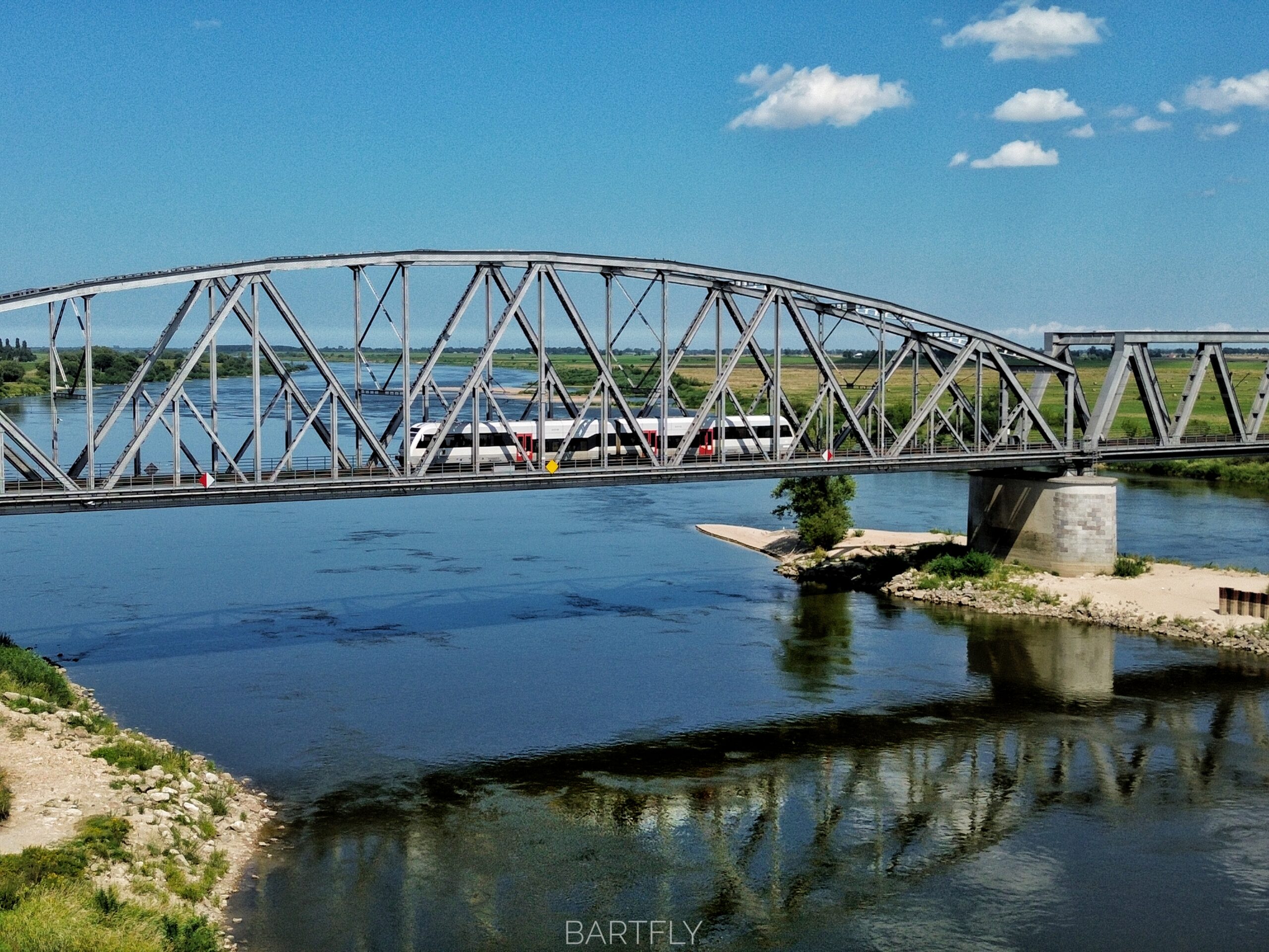 most kolejowy w Tczewie, przejeżdzający pociąg, zdjęcie z drona BartFly
