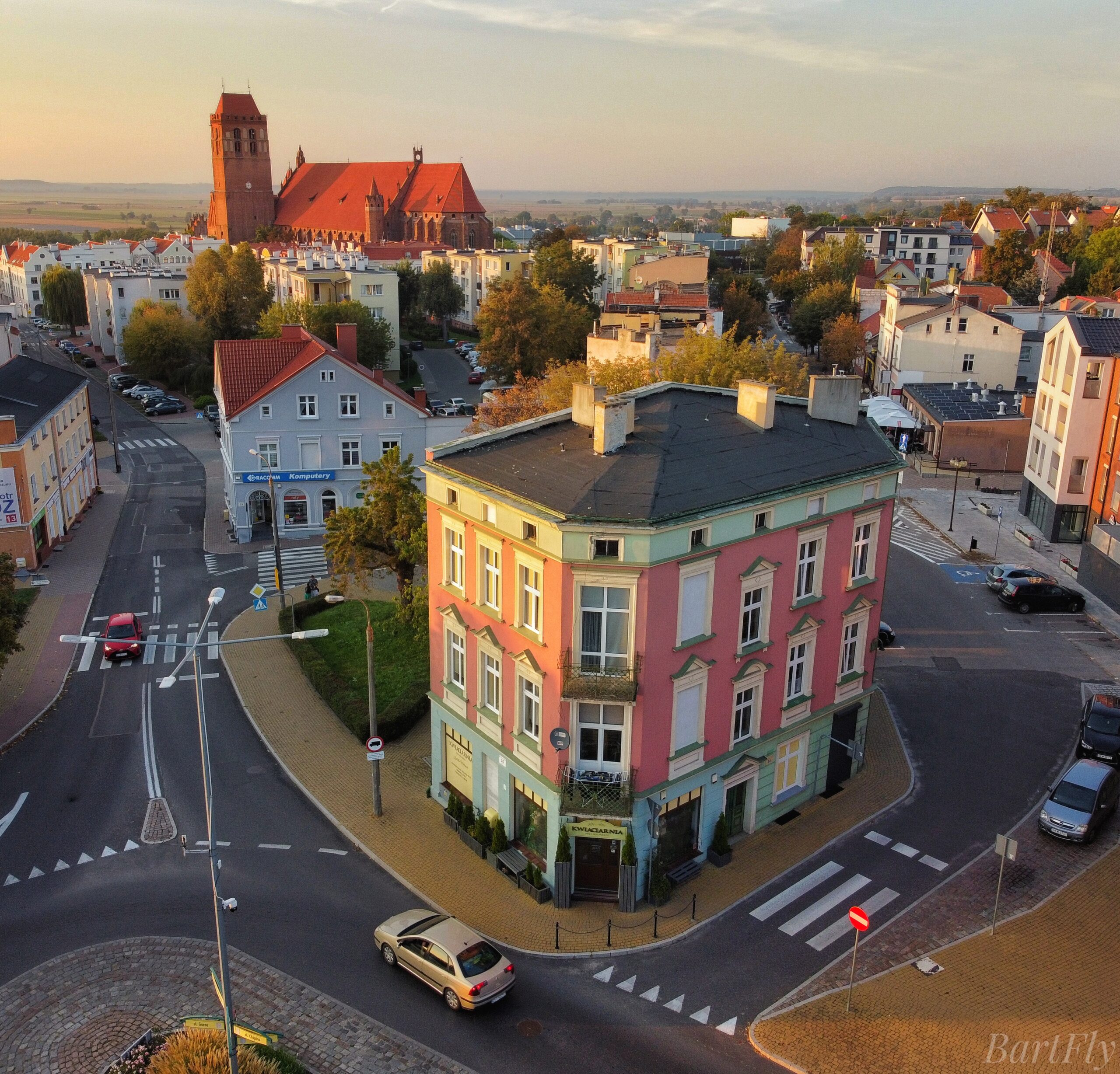 BartFly - zdjęcia i filmy z drona, kolorowa kamienica przy rondzie w kwidzynie z zamkiem w tle