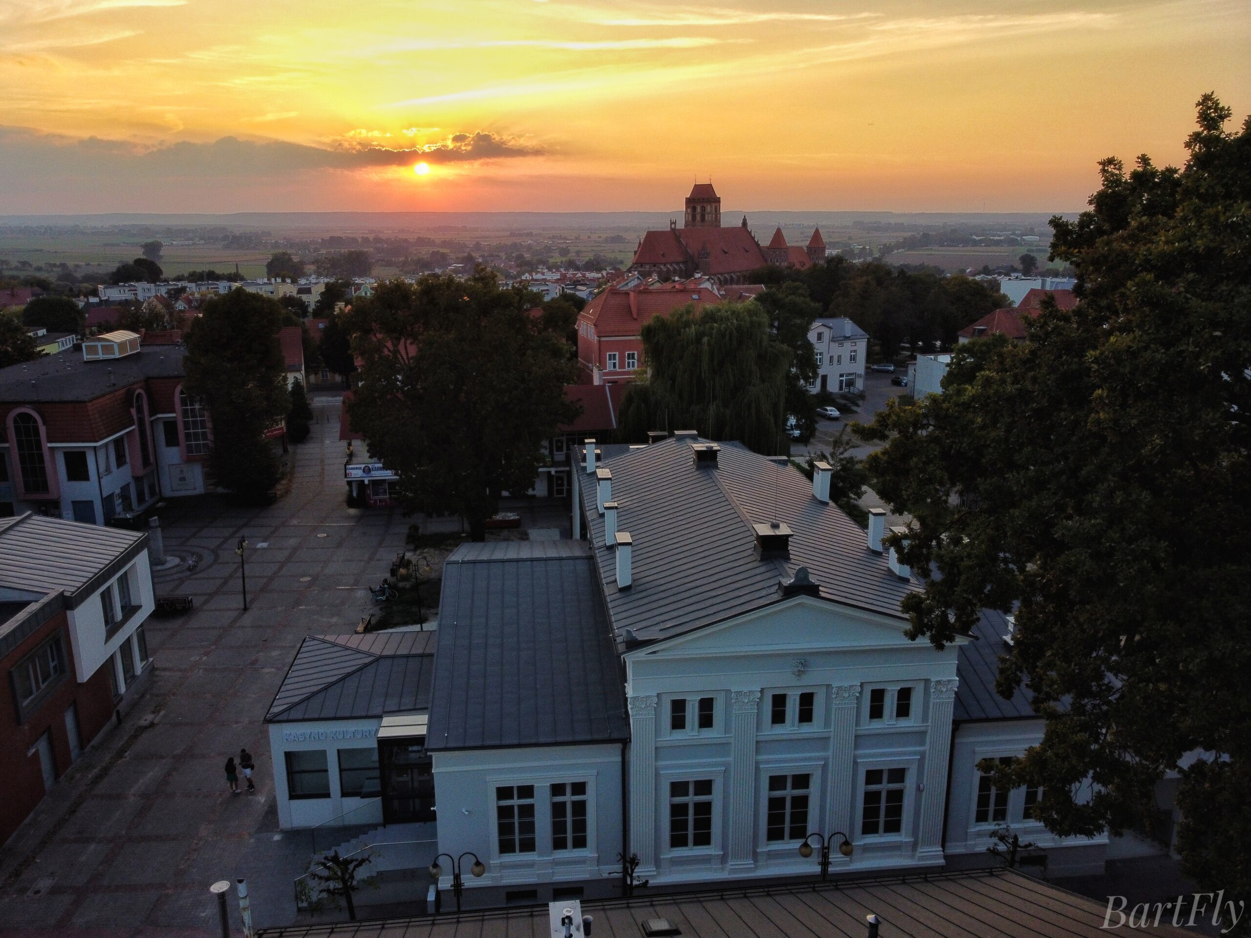 BartFly - zdjęcia z drona, Kasyno Kultury w Kwidzynie, w tle zamek i zachód słońca