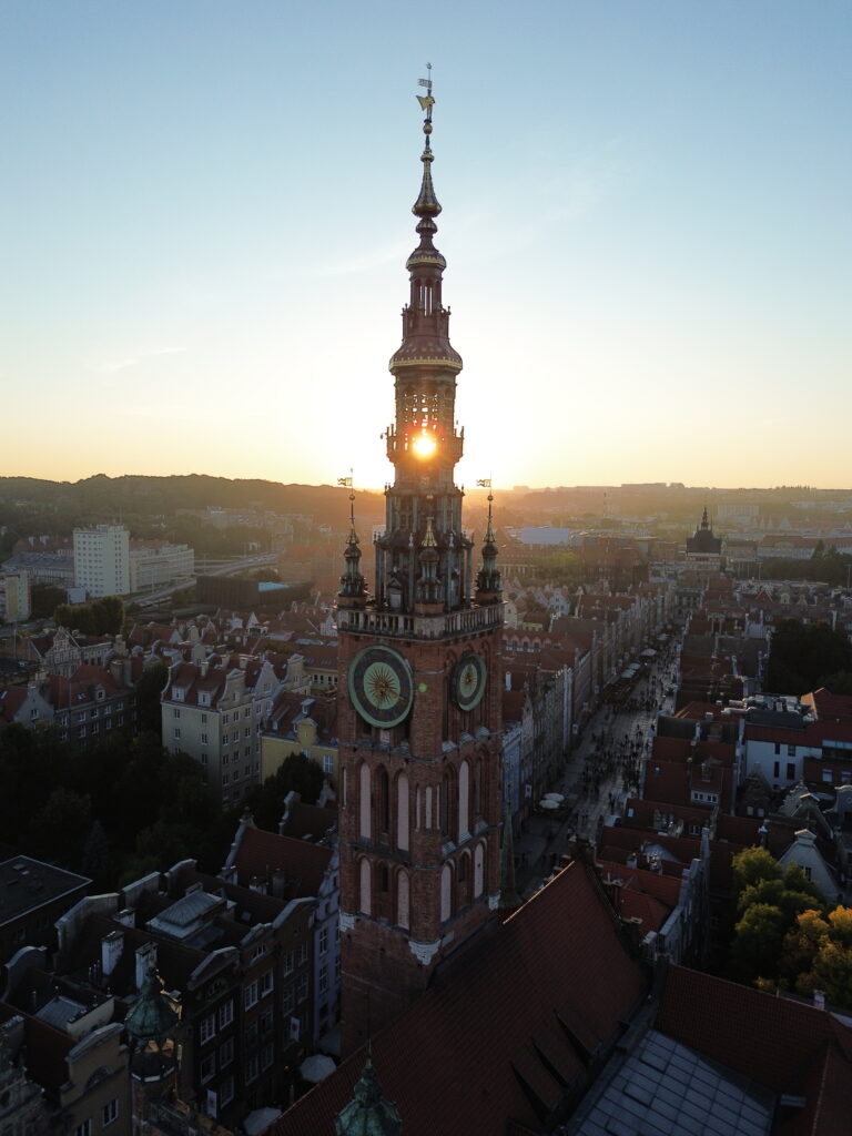 BartFly - zdjęcia z drona, Wieża głównego ratusza w Gdańsku o zachodzie słonca.