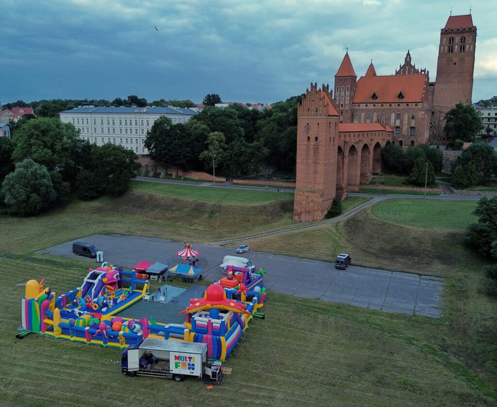 wydarzenie organizowanie dla dzieci, dmuchane zjeżdżalnie w Kwidzynie, zdjęcia z drona BartFly z widokiem na zamek
