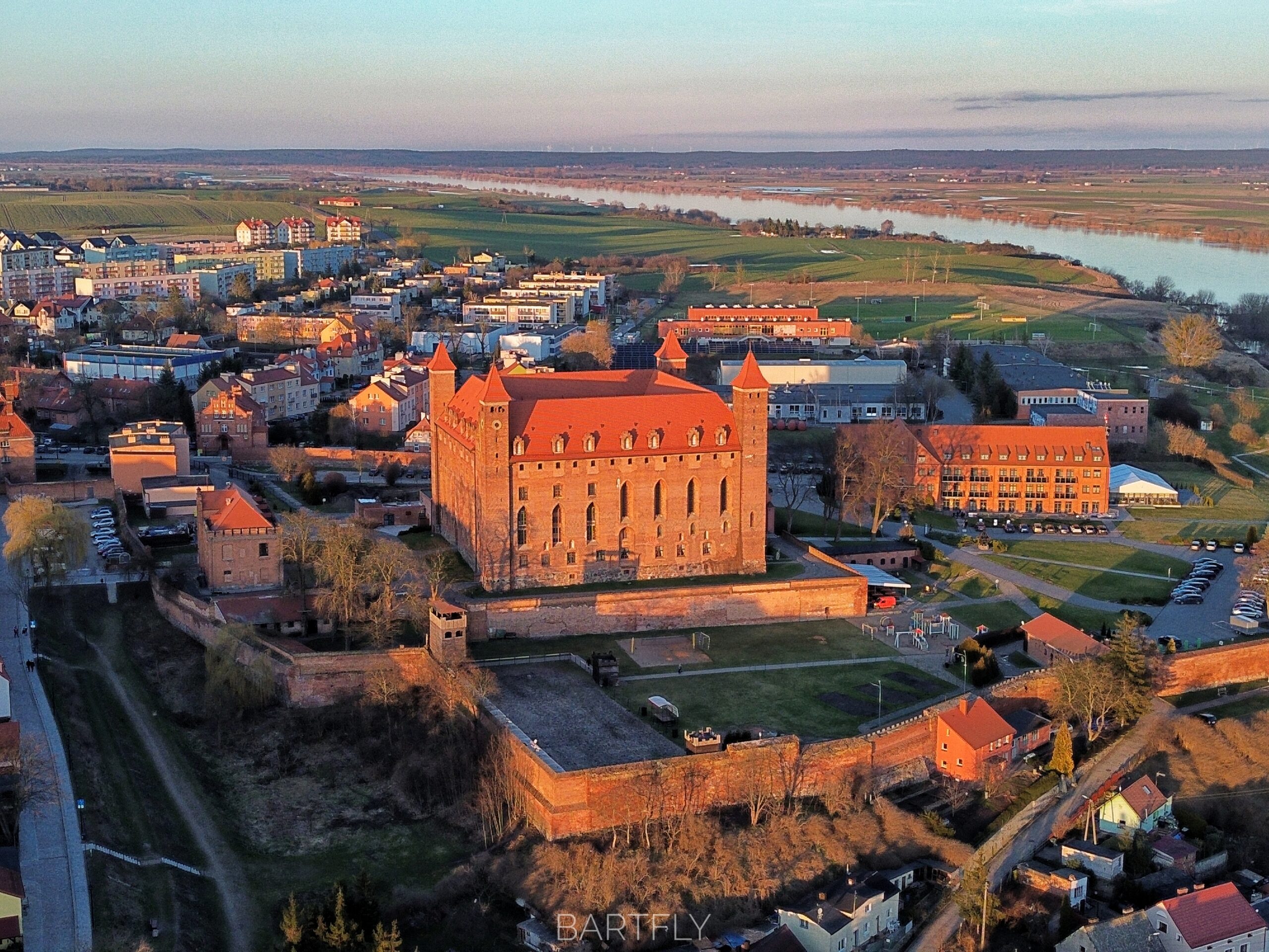 zamek krzyżacki w Gniewie, widok z lotu ptaka na rzeke wisłe w tle